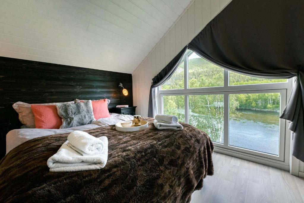 StorslettReisa Lodge的一间卧室配有一张大床和毛巾