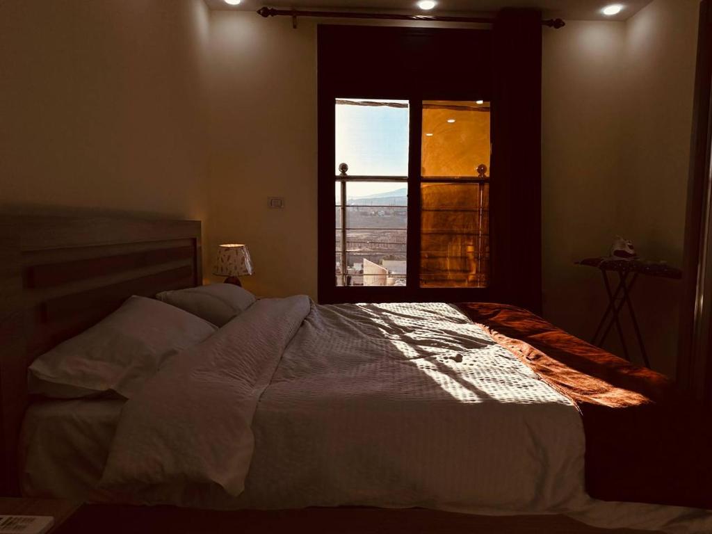 杰拉什Dream Hotel jerash的一间卧室设有一张床和一个窗口