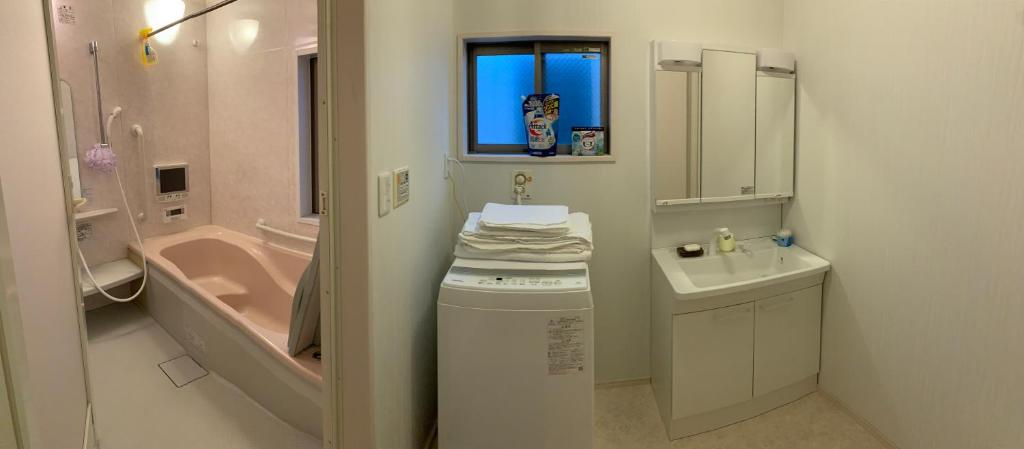 大阪孔雀民宿的浴室配有盥洗盆、卫生间和浴缸。