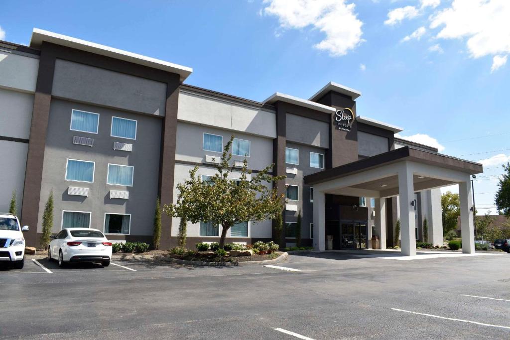 诺克斯维尔Sleep Inn & Suites West Knoxville的停车场内有停车位的建筑物