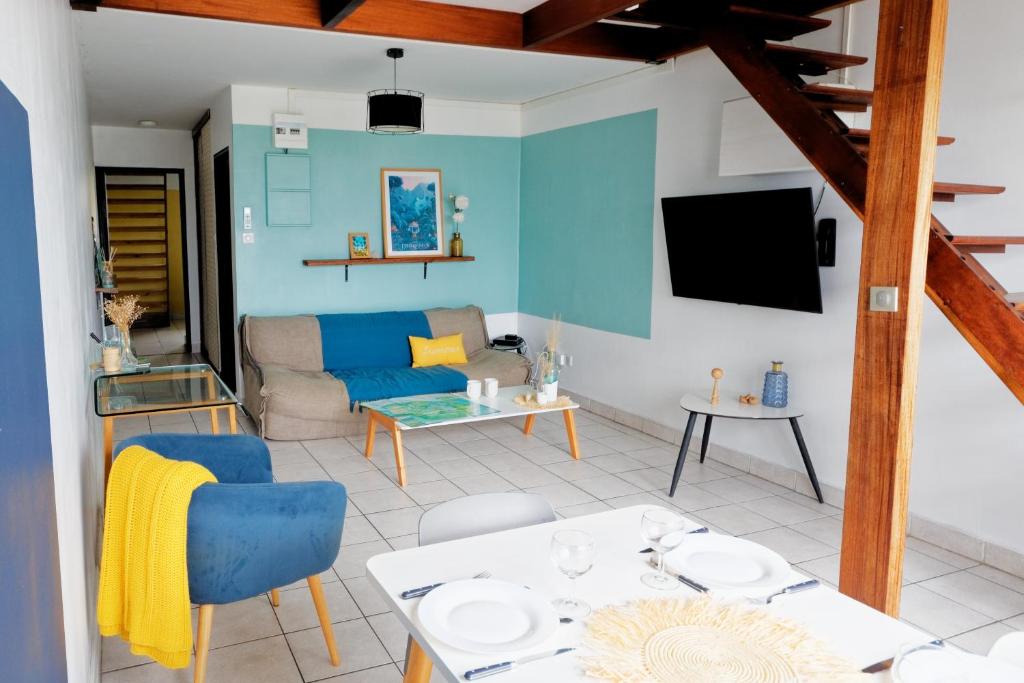 FilaosAppart' Bleu Soleil的客厅配有沙发和桌子