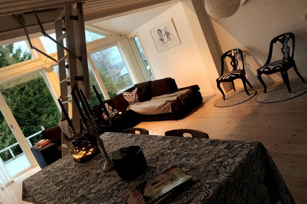HerrekvarnHoliday home, by lake Simsjön and mountain Billingen的客厅配有桌子和沙发