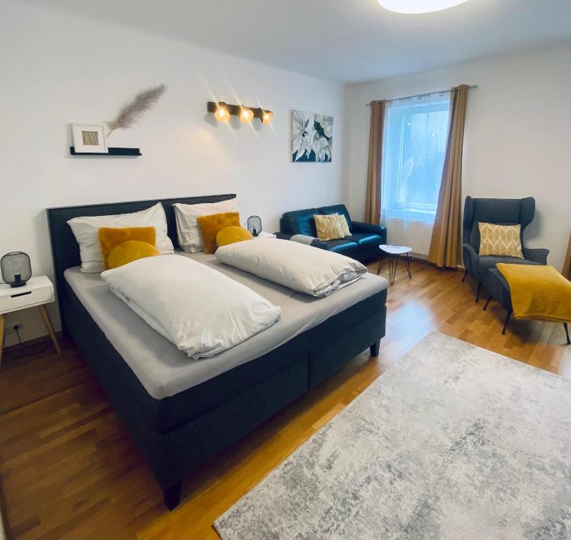 多瑙河畔克雷姆斯Kremslodge的一间卧室设有一张床和一间客厅。