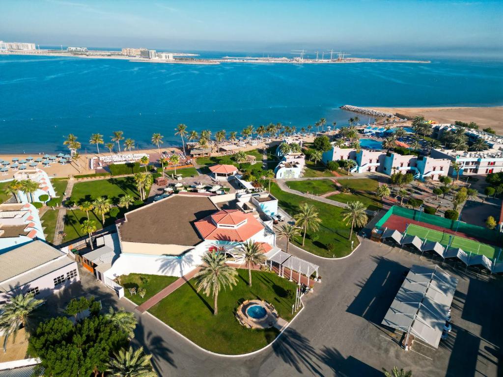 拉斯阿尔卡麦BM Beach Resort的享有海滩和海洋的空中景致