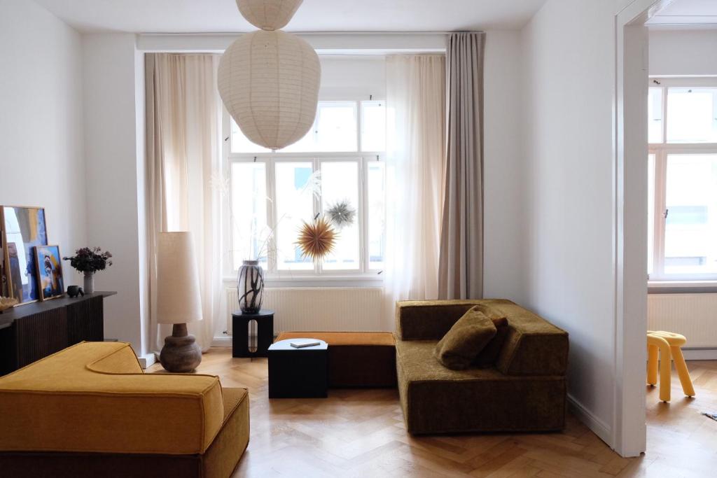 魏玛Design Apartments Weimar Altstadt的客厅配有沙发和椅子