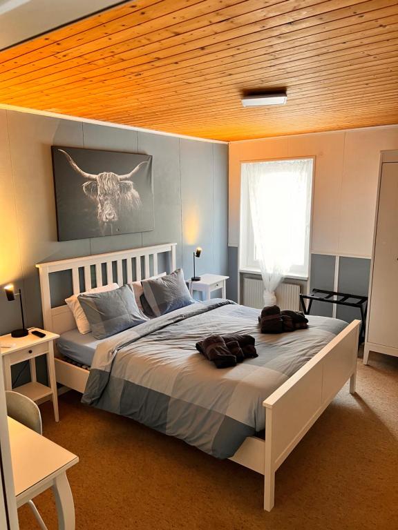 格舍嫩AFA的一间卧室设有一张带木制天花板的大床