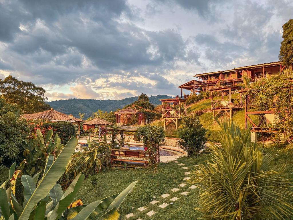 佩雷拉Hotel Spa La Colina的享有山丘上带房屋的度假胜地的景致