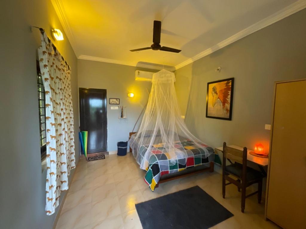 De CaveMan Goa A Jungle Retreat客房内的一张或多张床位