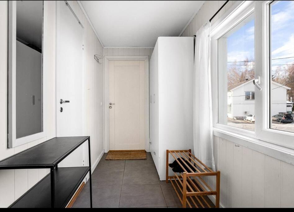 Modern 2-bedroom apartment的带窗户和椅子的走廊客房