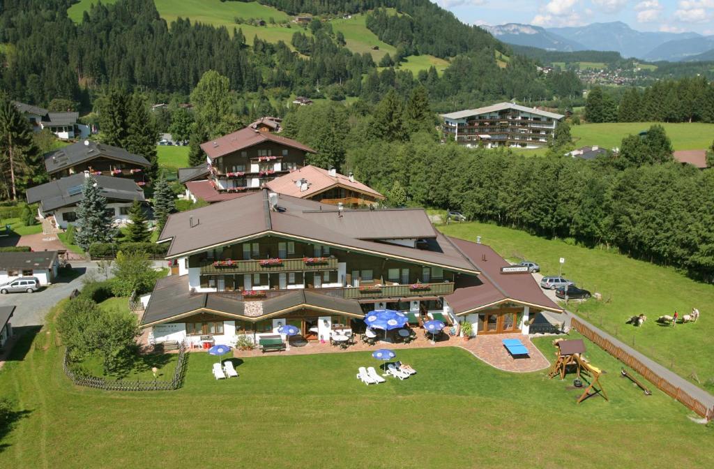 蒂罗尔-基希贝格Alpenhotel Landhaus Küchl的山丘上大房子的空中景色