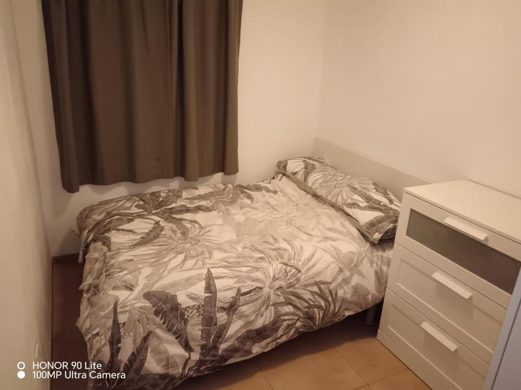 卡斯特利翁-德拉普拉纳Castellón Apartment Basic的小型卧室内的一张小床,配有梳妆台