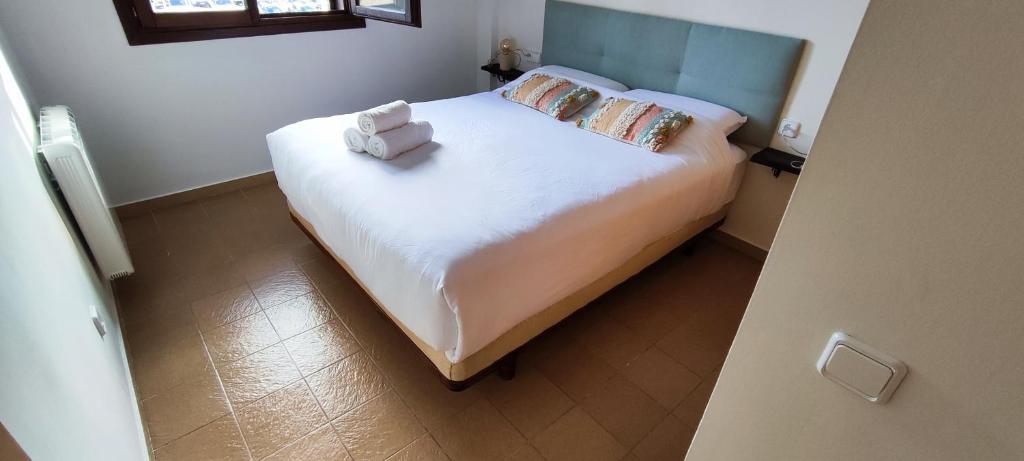 埃斯波特Apartamento Minairons Espot的小卧室配有带白色床单和枕头的床