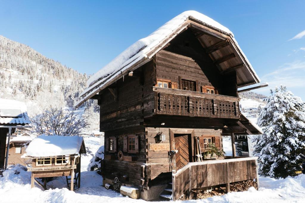 巴德小基希海姆Bio Naturhof Ottingerhof的小木屋,屋顶上积雪