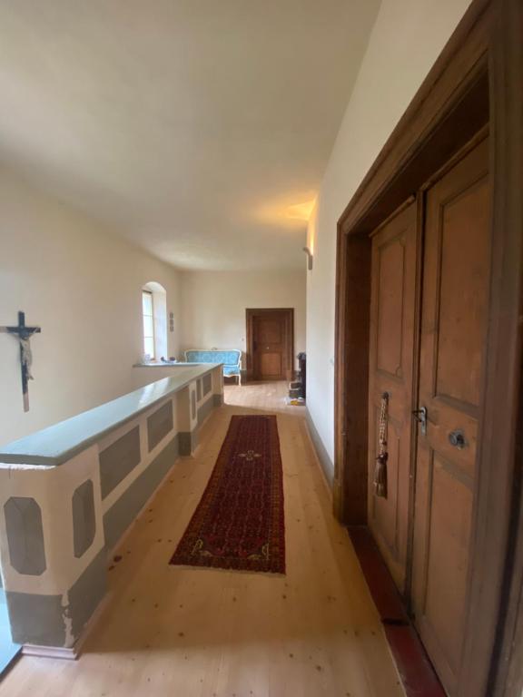 Magical suite in a historical rectory house的一间空房间,设有大浴缸和走廊