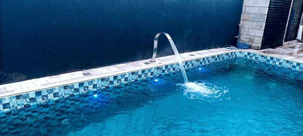 奥林匹亚OLÍMPIA APARTS Kitnet com cozinha e banheiro privativo PISCINA AQUECIDA的水中带淋浴的游泳池