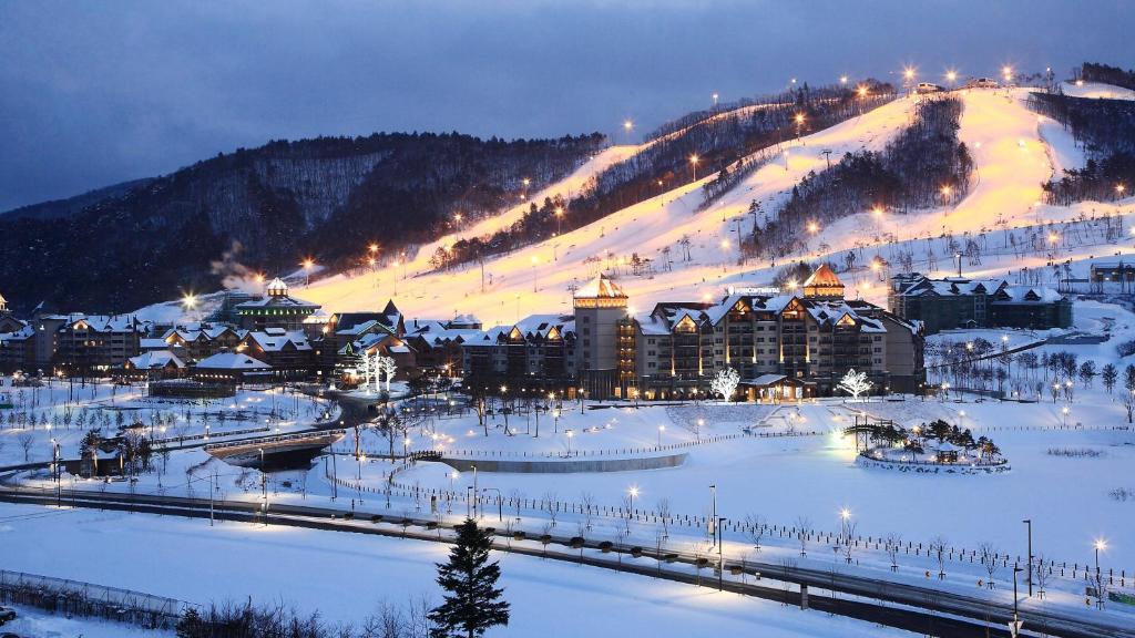 平昌平昌阿尔帕西亚洲际度假酒店的一座被雪覆盖的小镇,在晚上被山所覆盖