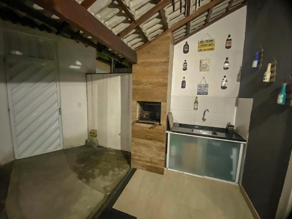 大伊瓜巴Casa Paraíso Costeiro的一个带水槽和水槽的大厨房