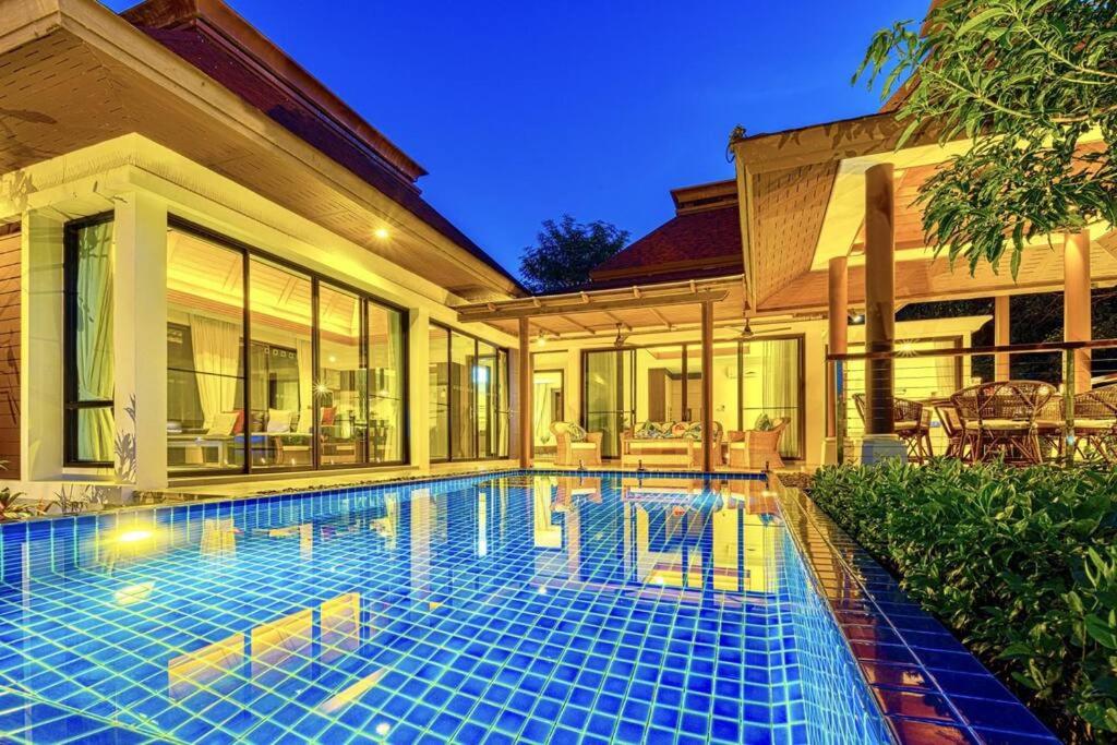 Ban Bo Kaeo3 Bed Luxury Bali Style Villa Close To Beach PR6的房屋前的游泳池