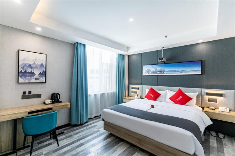 太原尚客优精选太原柳巷步行街酒店的酒店客房配有一张带红色枕头的大床