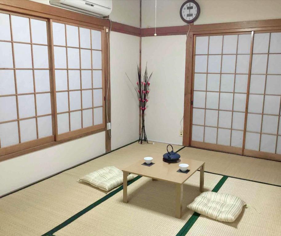 东京Tokyo Kamakura House的带桌子的客房位于带窗户的房间内