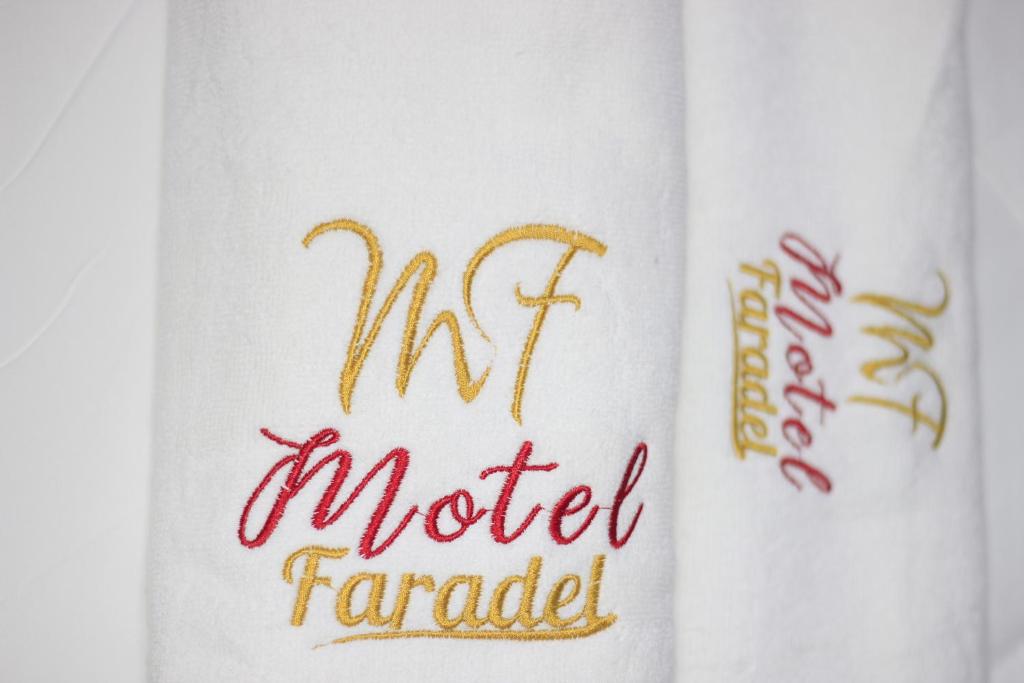 丰博尼Faradel Motel的一条白色毛巾,上面写着尼尔修改过的字