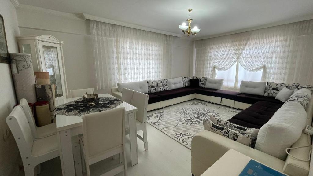 YenimahalleKonuk evi的客厅配有沙发和桌子