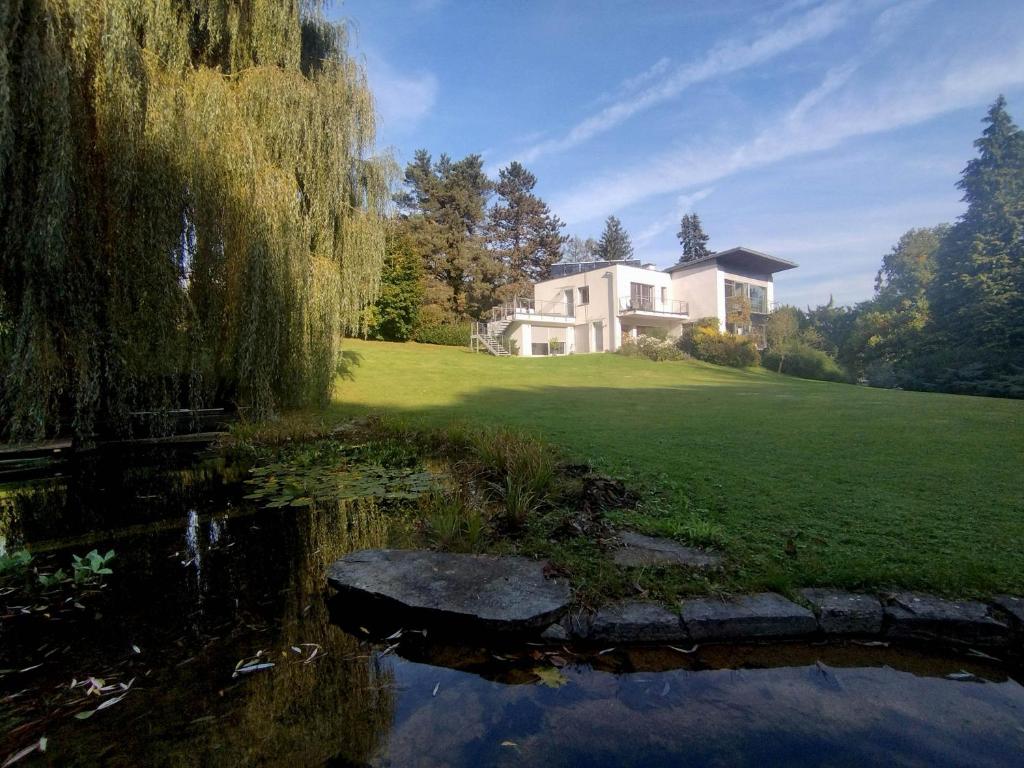盖布利茨Nina´s Home的山丘上的房子,前面有一个池塘
