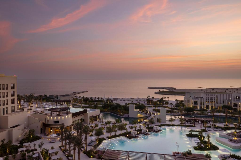 麦纳麦Jumeirah Gulf of Bahrain的享有带游泳池的度假村的空中景致