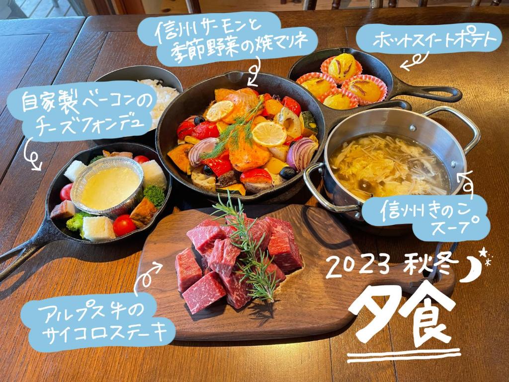 松本Family Hotel Matsumoto Satoyama Doors的桌上摆着三碗食物的桌子