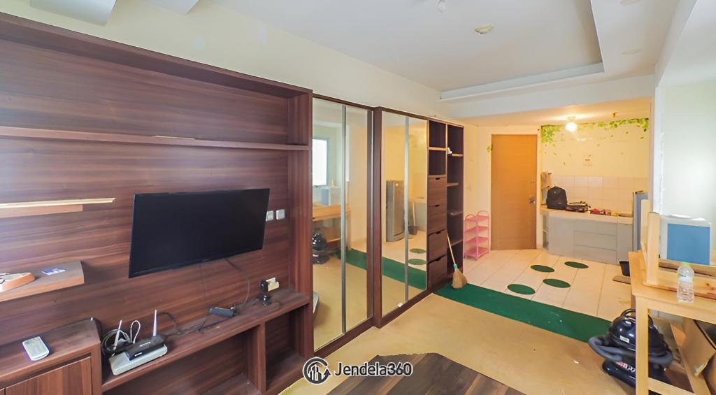 雅加达Apartemen Gading Icon的客厅设有壁挂式平面电视。