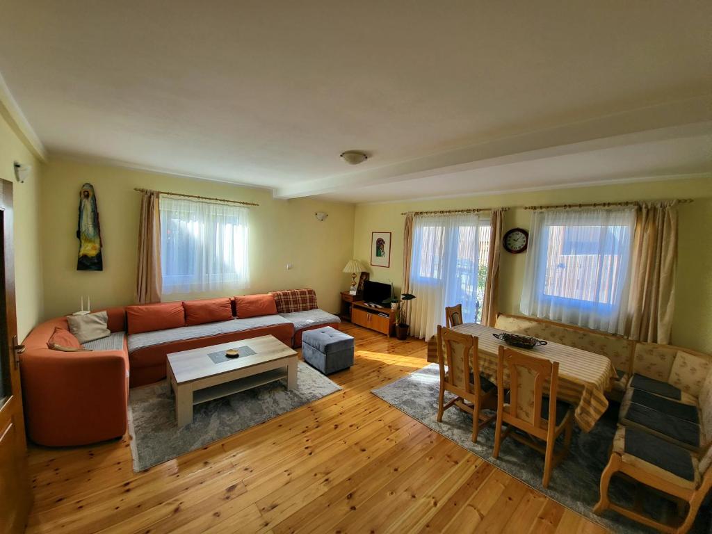 扎布利亚克Apartments center Zorić的客厅配有沙发和桌子