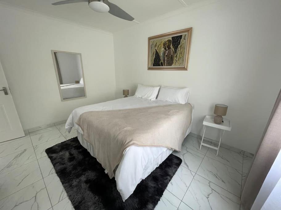 温特和克Luxury 1 Bdr Garden Cottage的白色卧室设有一张大床和镜子