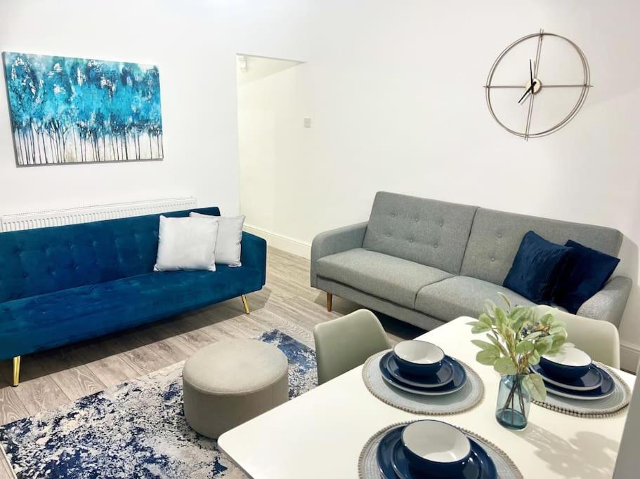 New Bilton4BR House for Contractors的客厅配有蓝色的沙发和桌子