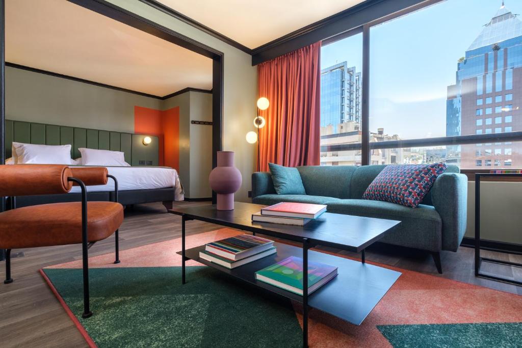 圣地亚哥APT Serviced Apartments Santiago的客厅配有床和沙发