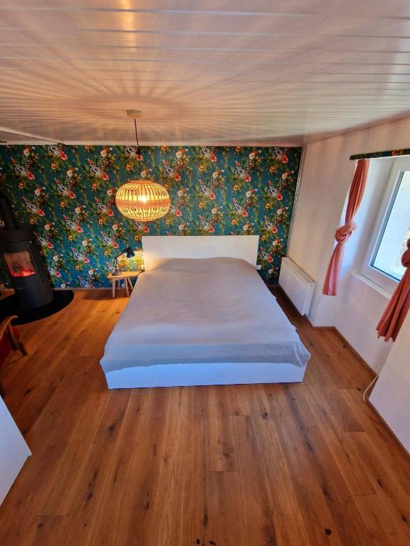 菲斯普Kunstplanet im Herzen der Alpen am Planetenweg的一间卧室配有一张床和一个吊灯