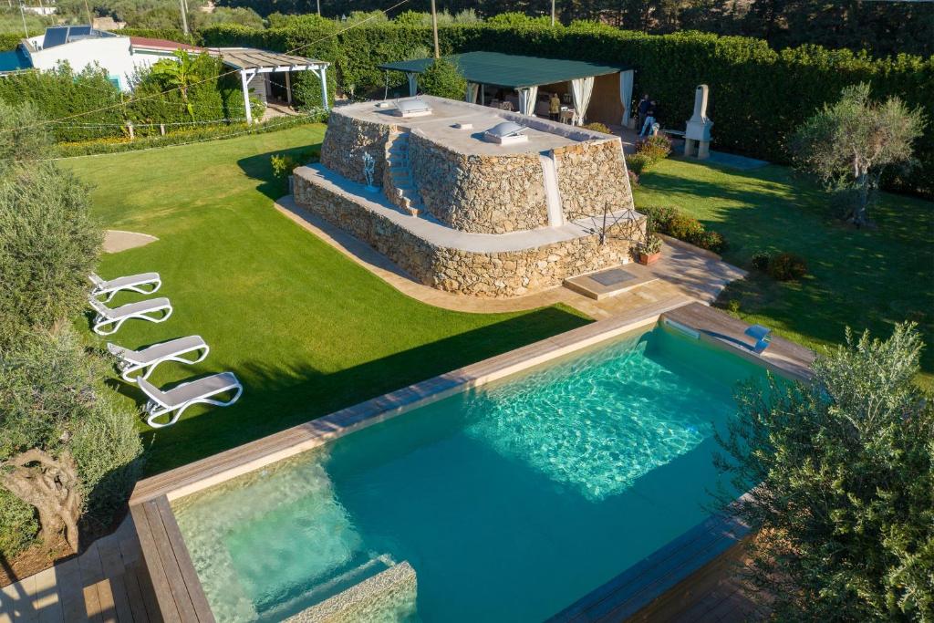 托雷圣乔万尼乌Tenuta Solentino的享有庭院游泳池的顶部景色
