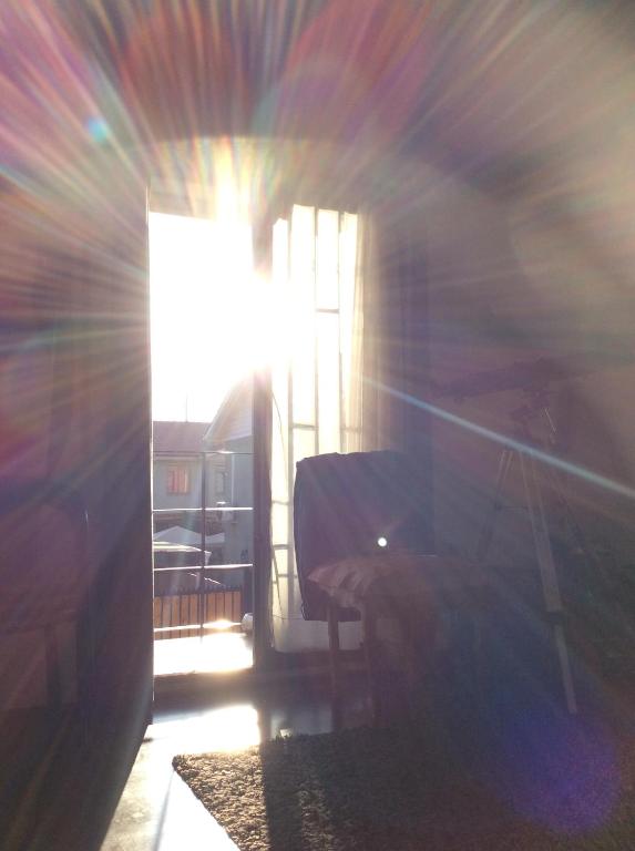 圣地亚哥Tu espacio Re - Departamento con encanto的阳光透过窗户照亮的房间