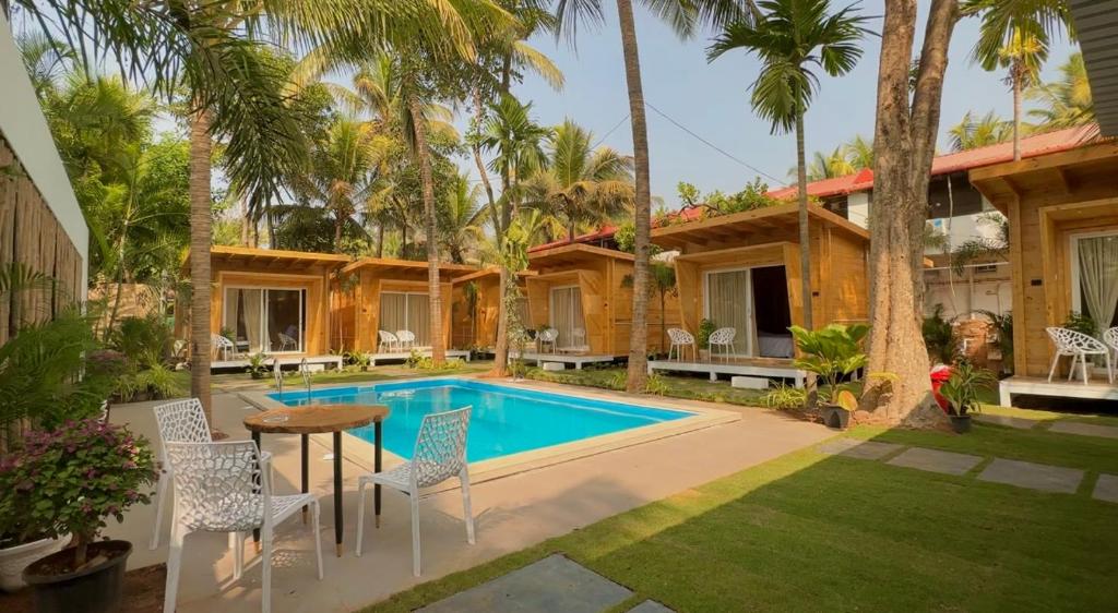 卡纳科纳The Nine Beach Resort的一座别墅,设有游泳池和棕榈树