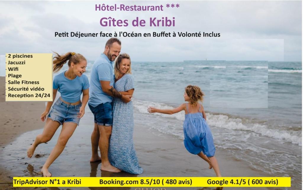 克里比Hôtel Restaurant Gites Kribi的一群人在海滩上散步