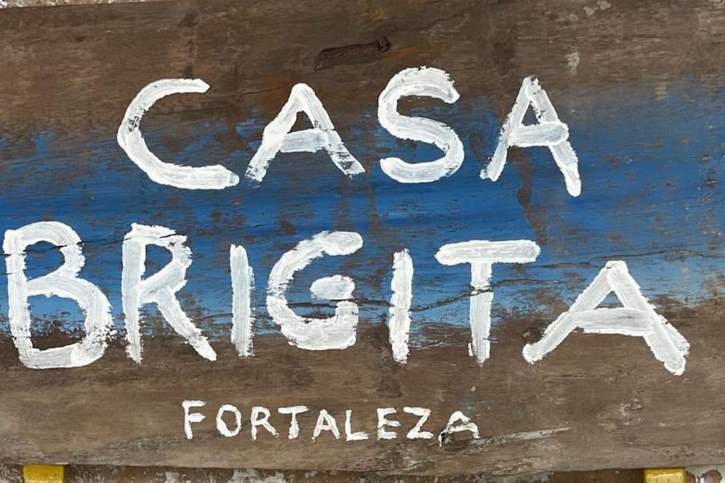 福塔莱萨Casa Brigita. Fortaleza的写在桌子上的印记,如草莓