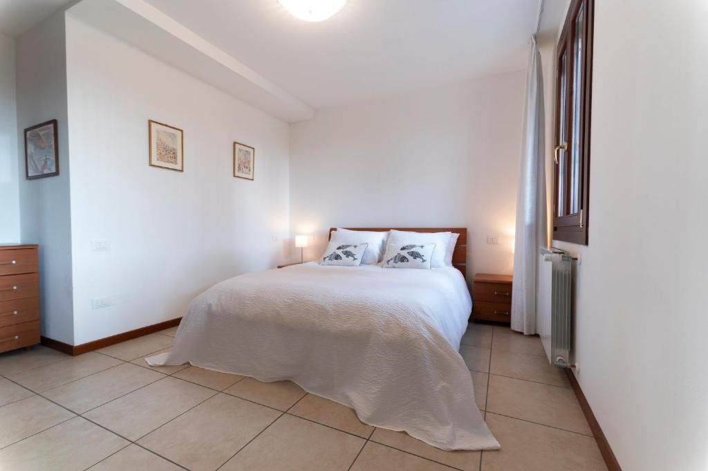 卡瓦利诺Casa Battaglia的白色卧室配有带2个枕头的床
