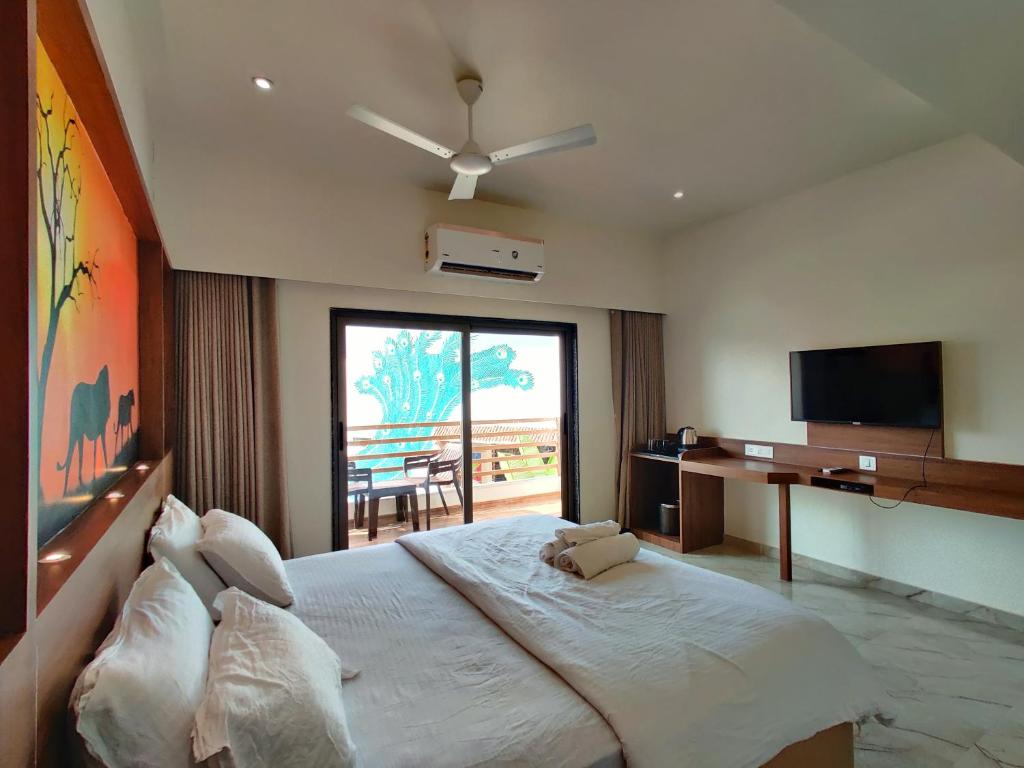 MendardaWet n wild water park & resort的一间卧室配有一张大床和电视