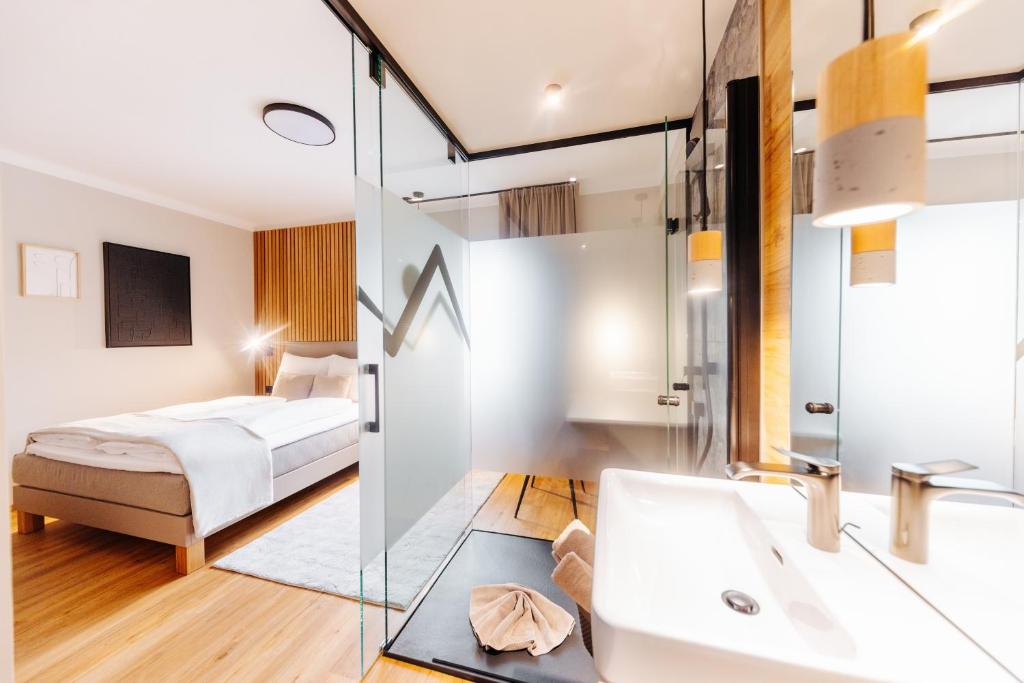 塞博登Pension Linder的一间卧室配有床、水槽和镜子