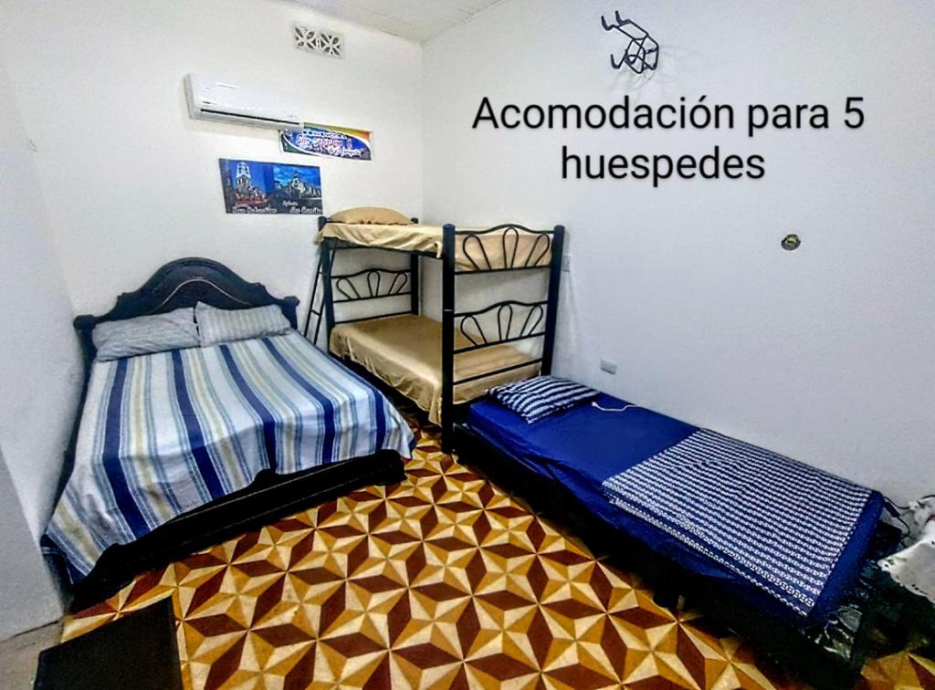 马里基塔SAN SENDERISMO ROOM的一间卧室配有两张双层床。