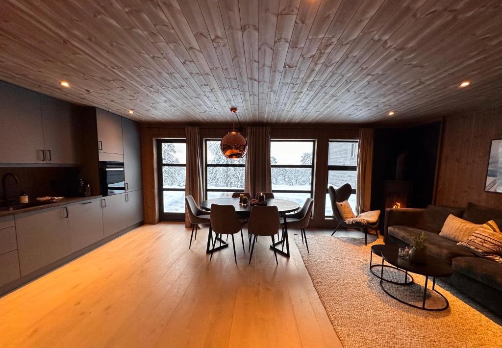 NoresundNorebu - Norefjell的一间带桌椅的客厅和一间厨房