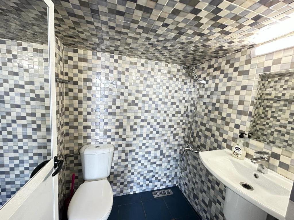 得土安Belyounech studio location de vacance的一间带卫生间和水槽的浴室