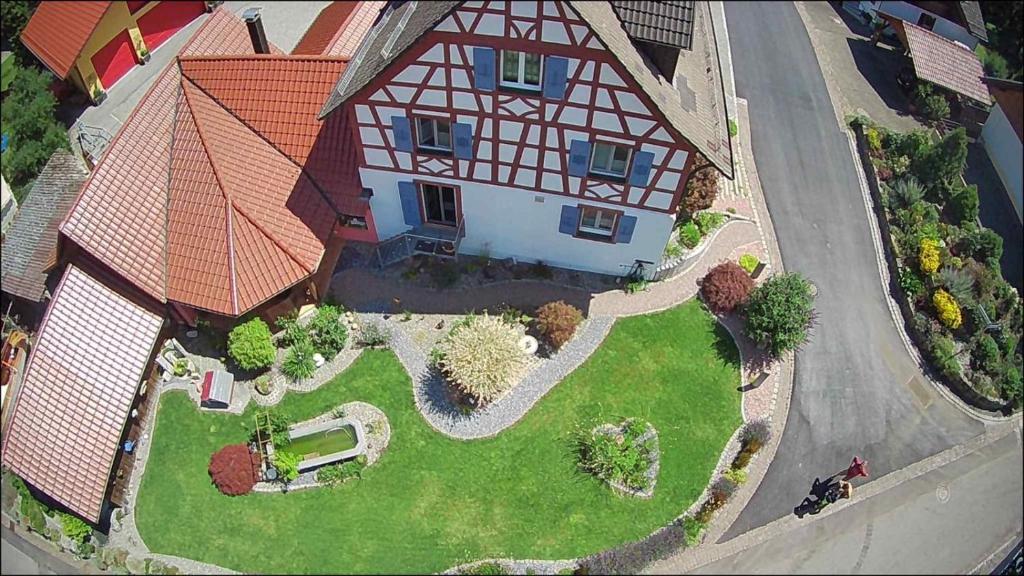 厄赫宁根Weitblick的享有带庭院的大房子的顶部景色