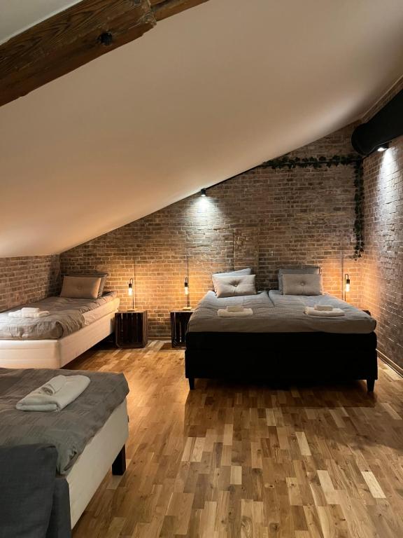 EkebySpirit Bed & Breakfast的一间卧室设有两张床和砖墙