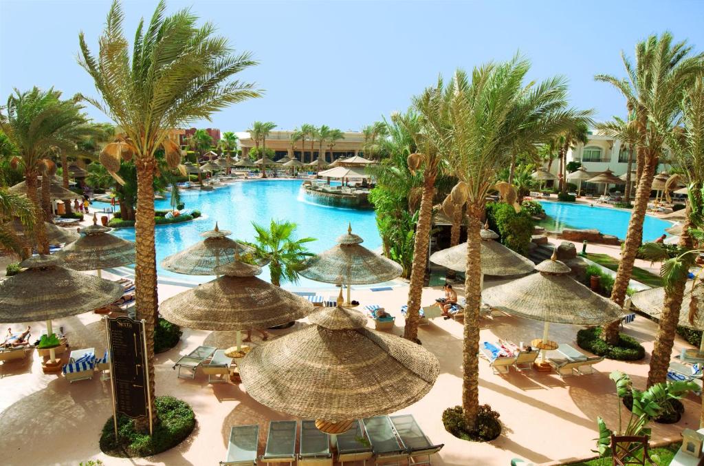 沙姆沙伊赫沙姆沙伊赫塞拉酒店的享有带游泳池的度假村的空中景致