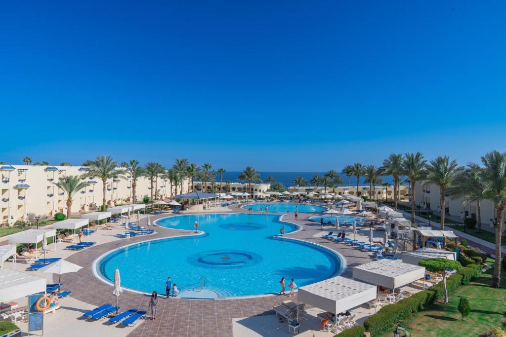 沙姆沙伊赫大绿洲度假酒店的享有度假村游泳池的空中景致